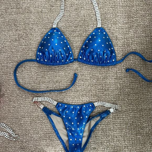 Women’s bikini competition suit custom made.Only worn once to compete